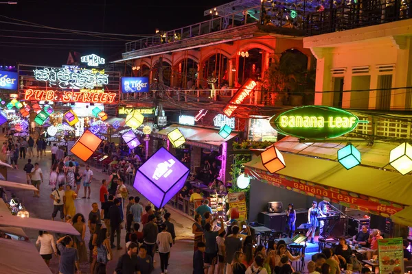 Calle del pub iluminada en Siem Reap en Camboya — Foto de Stock