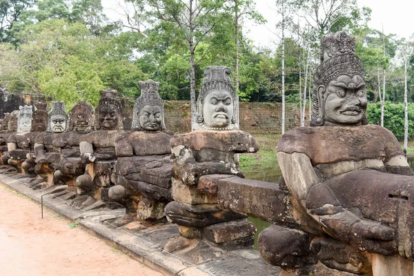 Sochy démonů v jižní brána Angkor Thom, Kambodža — Stock fotografie