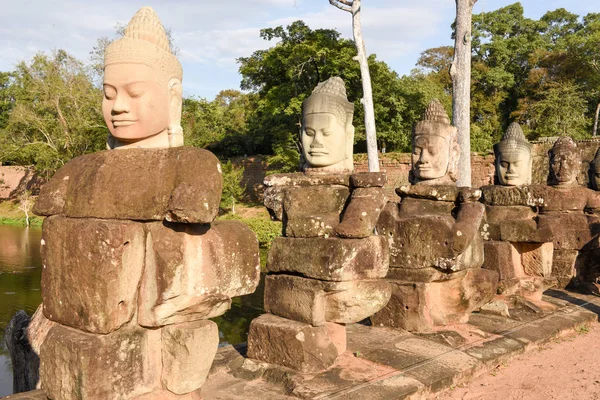 柬埔寨吴哥的南门的恶魔雕塑 — 图库照片