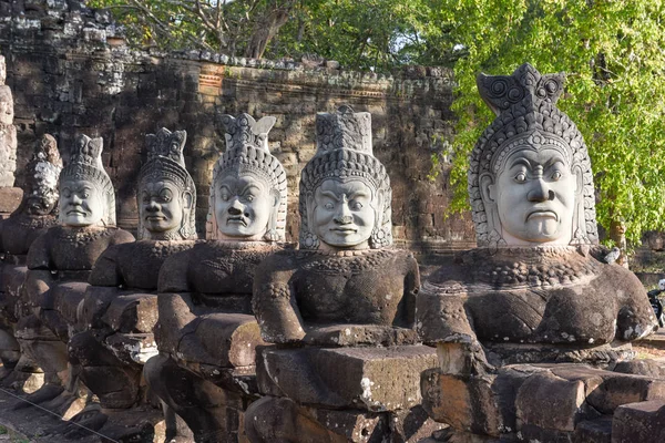 Esculturas de demônios no portão sul para Angkor Thom, Camboja — Fotografia de Stock