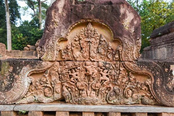 Templo de Banteay Srei esculturas de cerca, Camboya — Foto de Stock