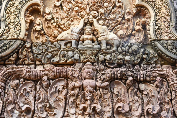 バンテアイ ・ スレイ寺院クローズ アップの彫刻、カンボジア — ストック写真