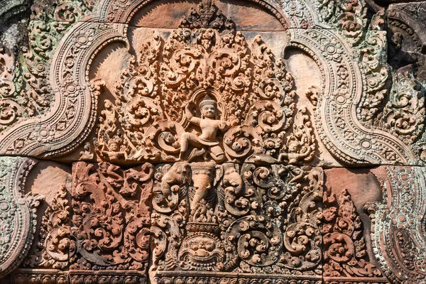 バンテアイ ・ スレイ寺院クローズ アップの彫刻、カンボジア — ストック写真