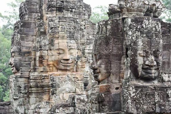 Faces do templo de Bayon em Angkor Thom em Siemreap, Camboja . — Fotografia de Stock