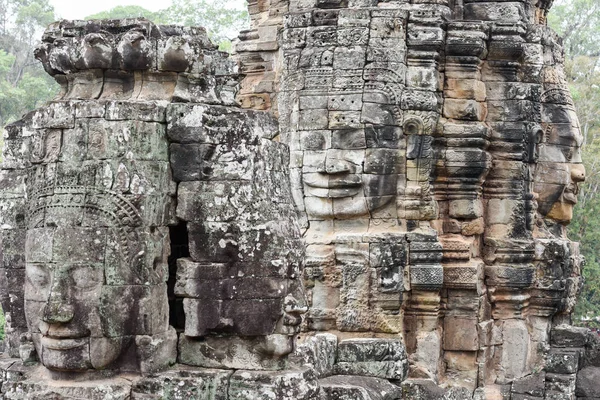 Faces do templo de Bayon em Angkor Thom em Siemreap, Camboja . — Fotografia de Stock