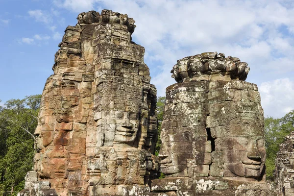 Faces do templo de Bayon em Angkor Thom em Siemreap, Camboja . — Fotografia de Stock