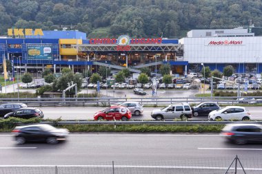 Trafik sıkışıklığı Lugano adlı alışveriş merkezi önünde 