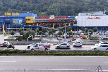 Trafik sıkışıklığı Lugano adlı alışveriş merkezi önünde 