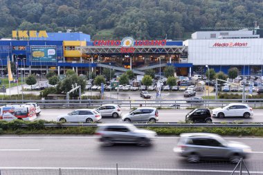 Trafik sıkışıklığı Lugano adlı alışveriş merkezi önünde 