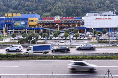 Trafik sıkışıklığı Lugano adlı alışveriş merkezi önünde 
