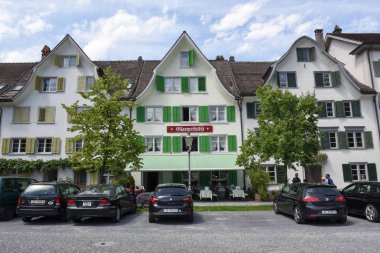 İsviçre Alpleri üzerinde Glarus şehir