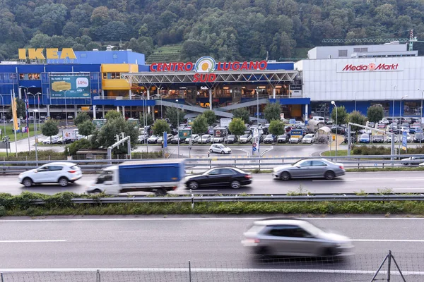 ルガノのショッピング モール前で交通渋滞 — ストック写真