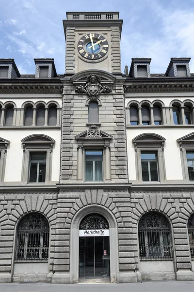 Antiguo edificio en la ciudad de Glarus en los Alpes suizos — Foto de Stock