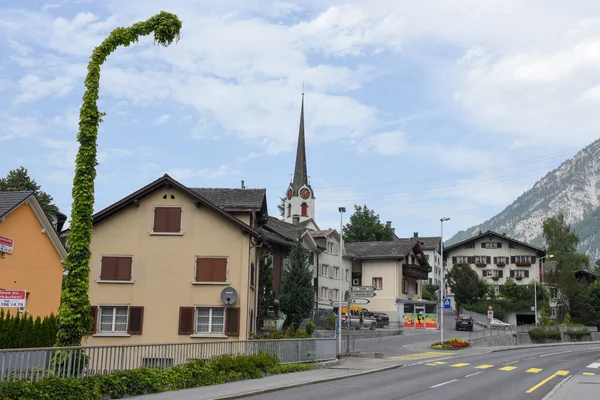 Antiguo farol lleno de hiedra en los Alpes suizos — Foto de Stock