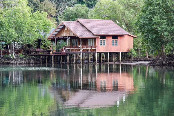 Huis op een rivier op eiland Koh Kood — Stockfoto