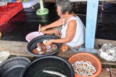 Ao Yai Tayland, toplanan tarak açılış kadın