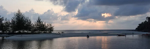 Coucher de soleil sur la plage de l'île de Koh Kood, Thaïlande — Photo