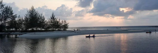 Coucher de soleil sur la plage de l'île de Koh Kood, Thaïlande — Photo