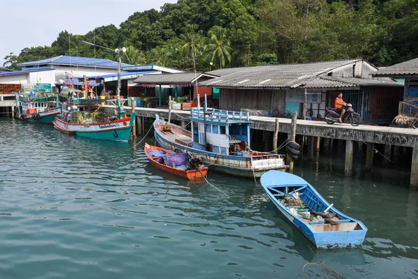 Fisherboats na Ao Yai v ostrově Koh Kood na Thajsko — Stock fotografie