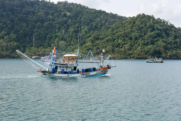 Barca da pesca ad Ao Yai nell'isola di Koh Kood in Thailandia — Foto Stock