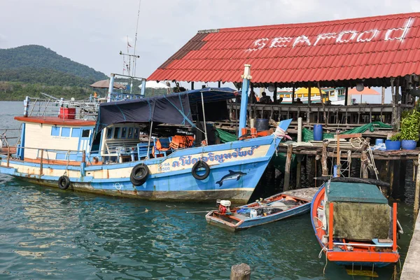 Barco de pesca em Ao Yai na ilha de Koh Kood na Tailândia — Fotografia de Stock