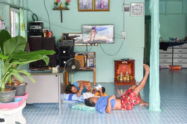 Familie televisiekijken op Ao Yai in eiland Koh Kood — Stockfoto