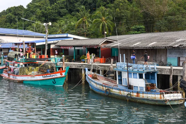 Barcos de pesca en Ao Yai en la isla de Koh Kood en Tailandia —  Fotos de Stock