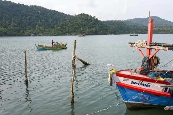 Barcos de pesca em Ao Yai na ilha de Koh Kood na Tailândia — Fotografia de Stock