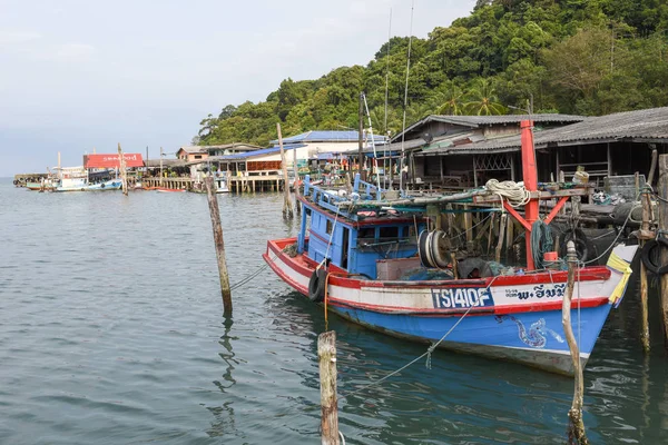 Fisherboats в Ao Яй на острові Koh Kood про Таїланді — стокове фото