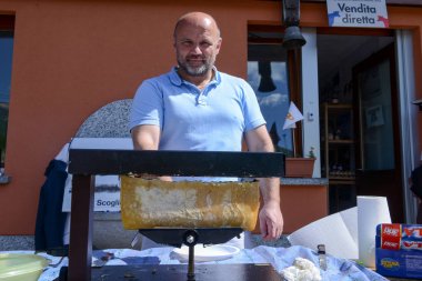 Adam raclette Mugena İsviçre tarih itibariyle bir kısmını hazırlanıyor