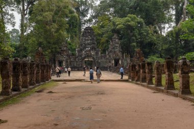 Angkor, Kamboçya'daki antik Preah Khan Tapınağı girişine
