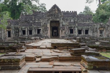 Angkor, Kamboçya'daki antik Preah Khan Tapınağı girişine
