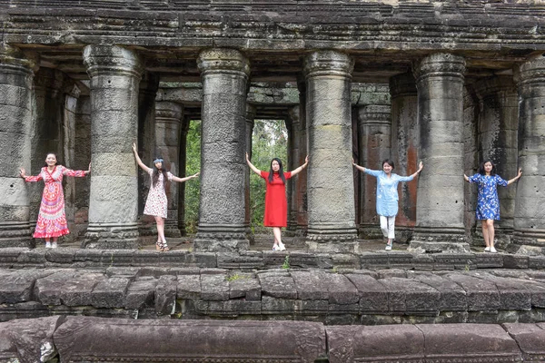 Women posing at ancient Preah Khan temple in Angkor, Cambodia — Stock Photo, Image