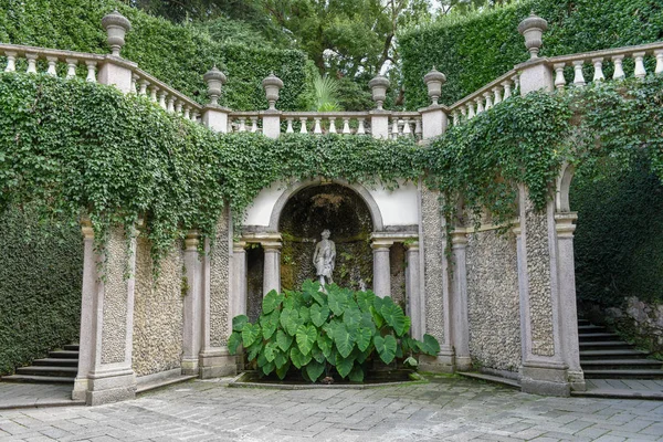 Trädgården i Bella ön på sjön Maggiore i Italien — Stockfoto