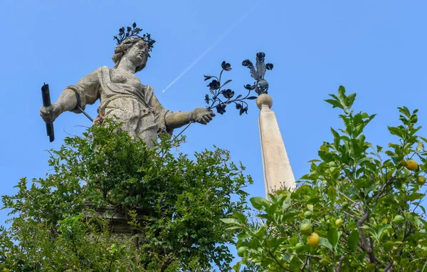 意大利Maggiore湖上Bella岛花园的雕像 — 图库照片