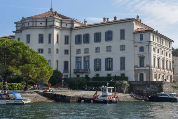 Uitzicht op Borromeo paleis op Bella eiland aan het meer Maggiore, Italië — Stockfoto