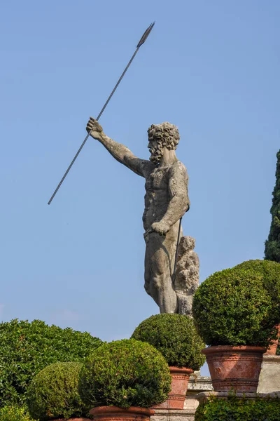 Statyer av trädgården vid Bella ön på sjön Maggiore i Italien — Stockfoto