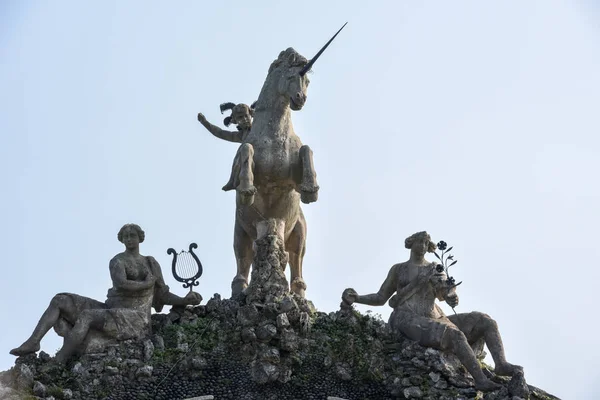 Статуи сада на острове Белла на озере Маджоре в Италии — стоковое фото