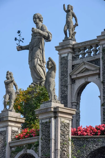 Estátuas do jardim na ilha de Bella no lago Maggiore, na Itália — Fotografia de Stock