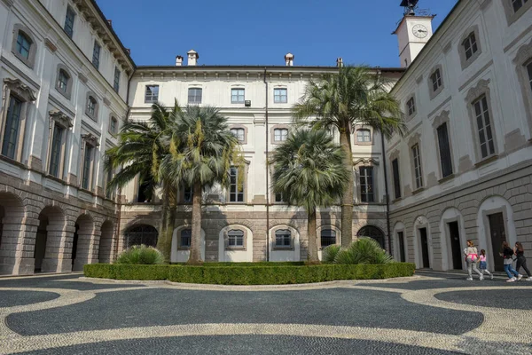 Vista en el palacio Borromeo en la isla Bella en el lago Maggiore en Ital — Foto de Stock