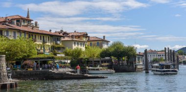 İtalya 'daki Maggiore Gölü' ndeki Superiore adasına bakın.