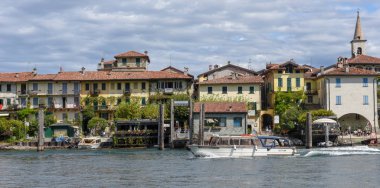 İtalya 'daki Maggiore Gölü' ndeki Superiore adasına bakın.