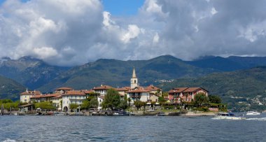 İtalya 'daki Maggiore Gölü' ndeki Superiore adasına bakın.