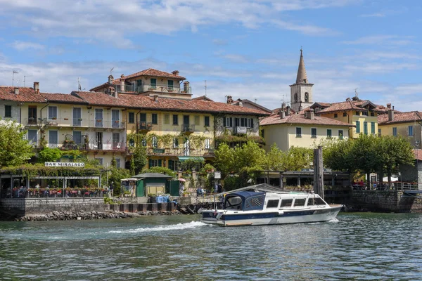 Uitzicht op Superiore eiland aan het Maggioremeer in Italië — Stockfoto