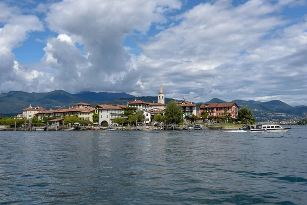Vue sur l'île de Superiore sur le lac Majeur en Italie — Photo