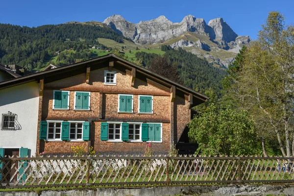 Vidéki táj hagyományos faházzal Engelberg a Swis — Stock Fotó