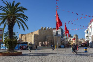 Tunus 'taki Susa' da geleneksel Medine 'de yürüyen insanlar