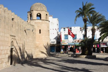 Tunus 'taki Susa' da geleneksel Medine 'de yürüyen insanlar