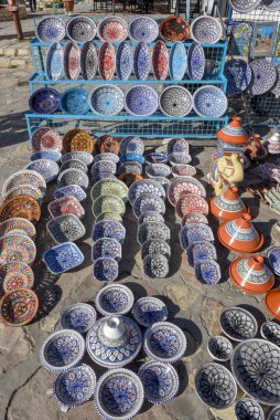 Tunus 'taki Susa pazarında çok renkli hatıra toprak eşyalar.