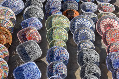 Tunus 'taki Susa pazarında çok renkli hatıra toprak eşyalar.